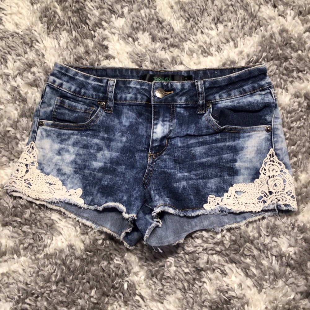 Thread market acid wash crochet detail jean mini shorts